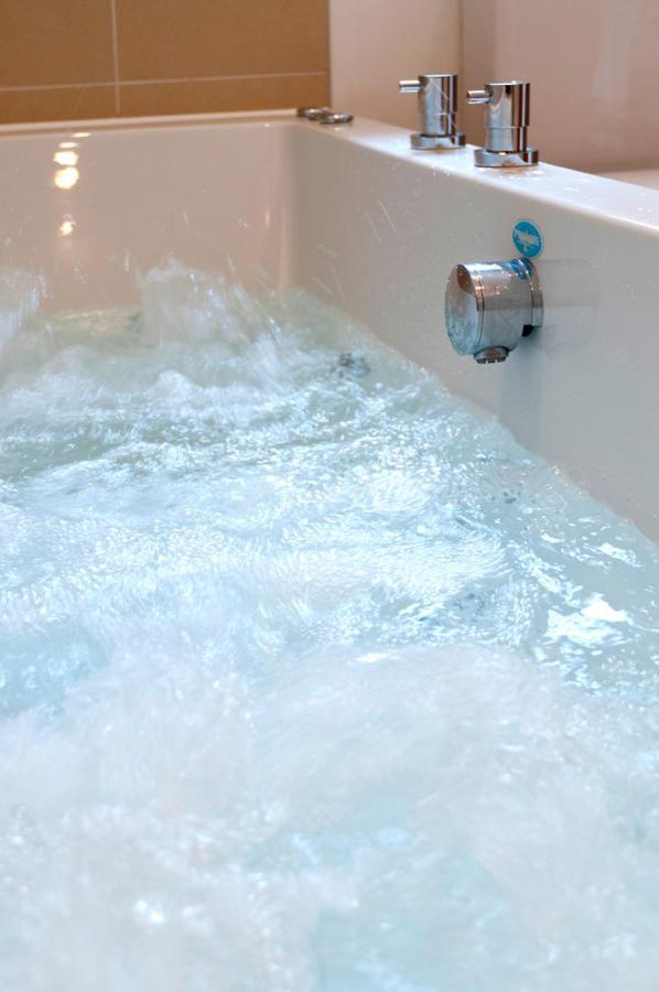 Fistral Hot Tub House For 8 On Retallack Resort New Quay Eksteriør billede