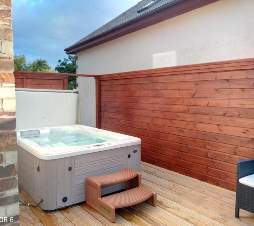Fistral Hot Tub House For 8 On Retallack Resort New Quay Eksteriør billede